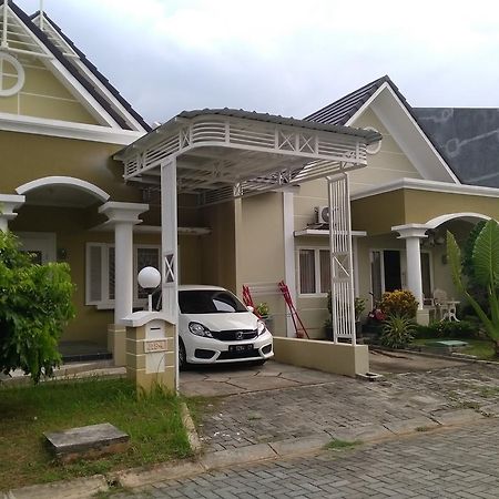 Jasmine Park Guest House Semarang Exterior photo