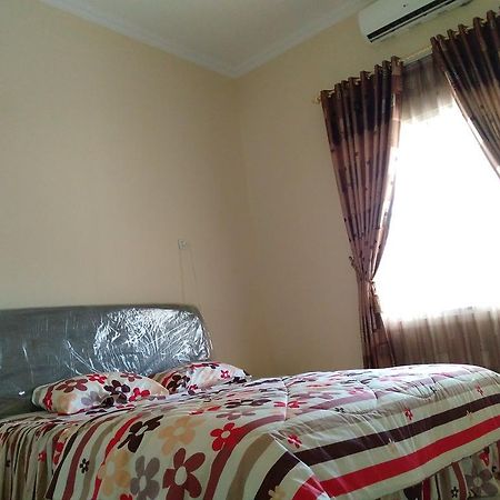 Jasmine Park Guest House Semarang Exterior photo