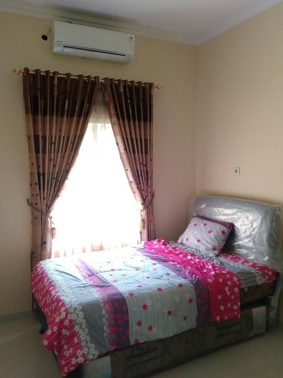 Jasmine Park Guest House Semarang Exterior photo